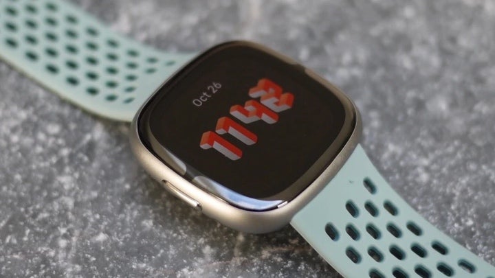 How to change the time on a Fitbit: Switch time zone and format