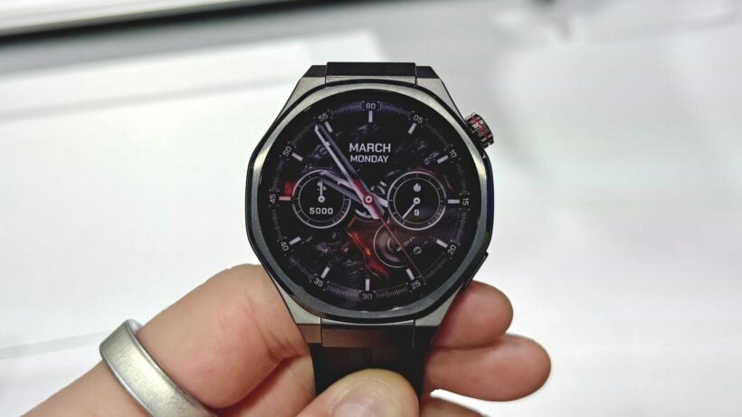honor-watch-5-in-hand