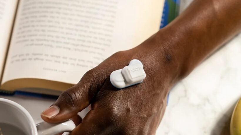 This AI wearable sensor treats dermatitis itching with haptic feedback