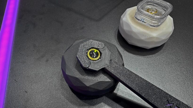 xpanceo-smart-contact-lens-on-display